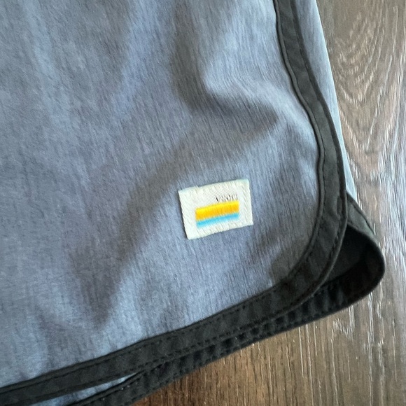 Vuori Banks Short Men's Charcoal Engineered Stripe Athletic Shorts Size Large - Picture 10 of 11